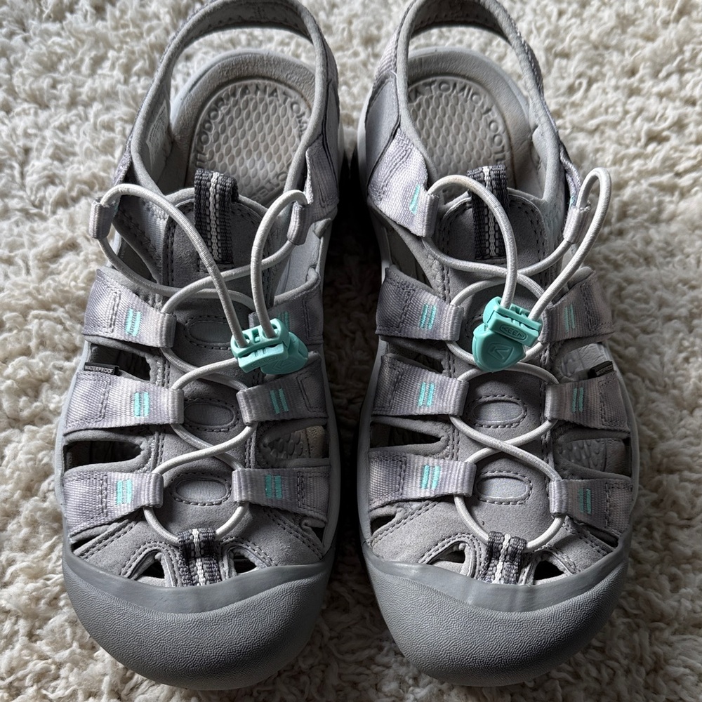 Keen Newport H2 Gray Outdoor Closed-Toe Sandals with Mint Details - Picture 5 of 8